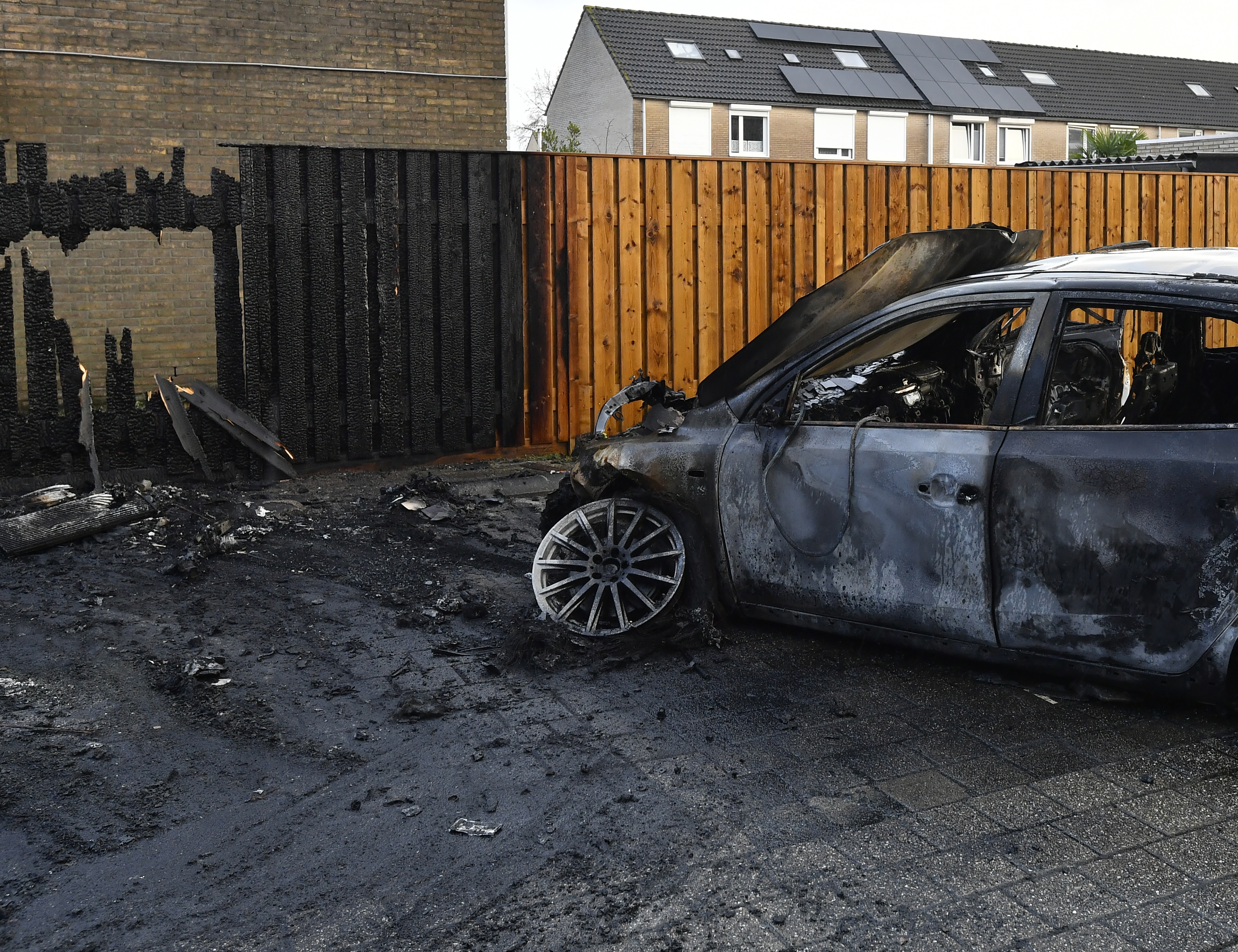 vuurwerkschade auto, vuurwerk, oud & nieuw, jaarwisseling