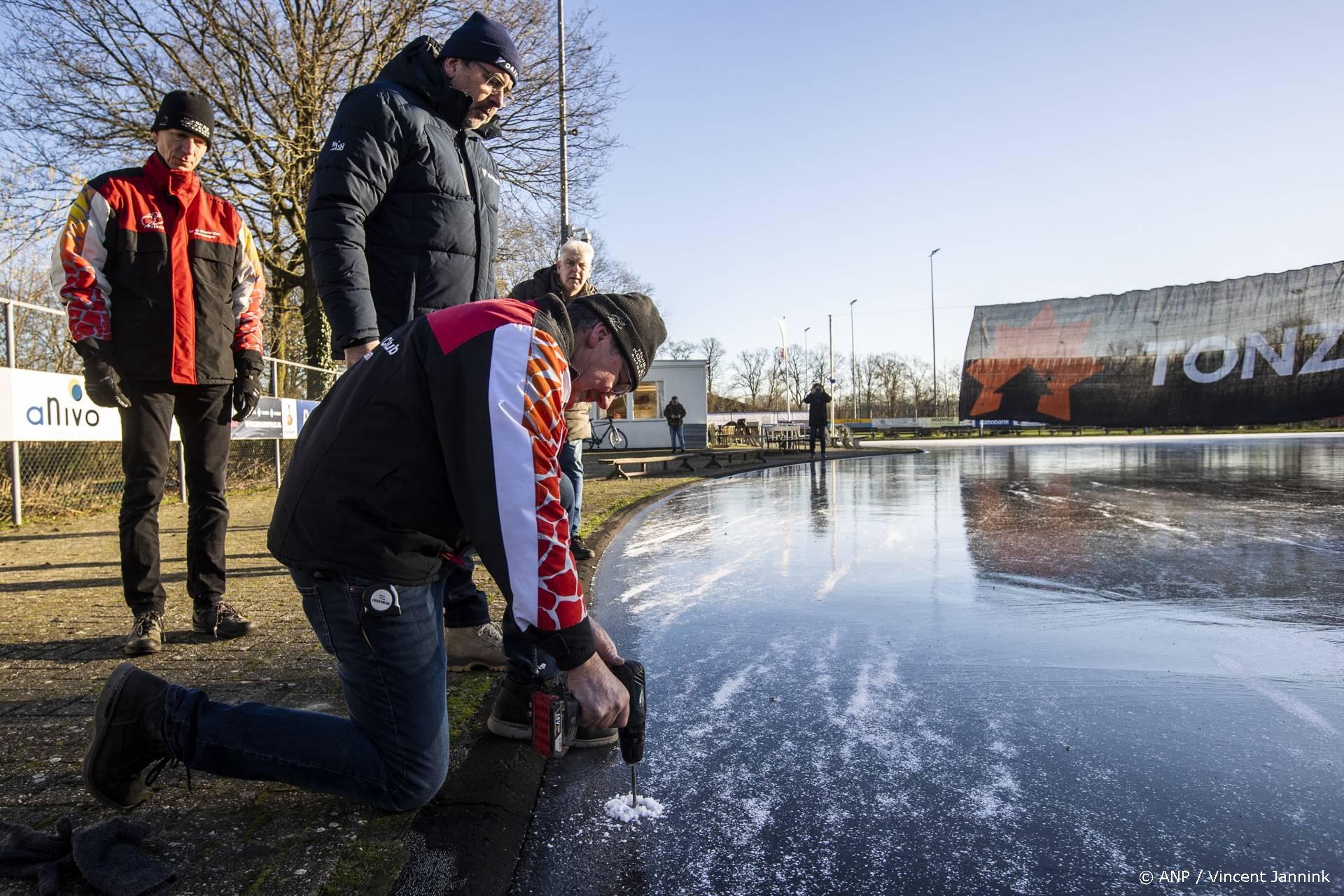 HAAKSBERGEN - Coordinator marathonschaatsen Geert-Jan Muskens van de KNSB meet de ijksdikte op de ijsbaan van IJSCH. Haaksbergen en Winterswijk lijken de voornaamste kandidaten voor de eerste marathon op natuurijs. ANP VINCENT JANNINK