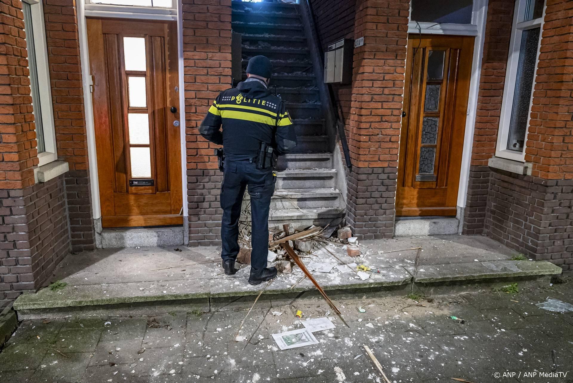 ROTTERDAM - Een agent na een explosie bij een portiekwoning op de Franselaan in de Rotterdamse wijk Oud-Mathenesse waar eerder in de nacht schoten zijn gelost op straat. ANP MEDIATV