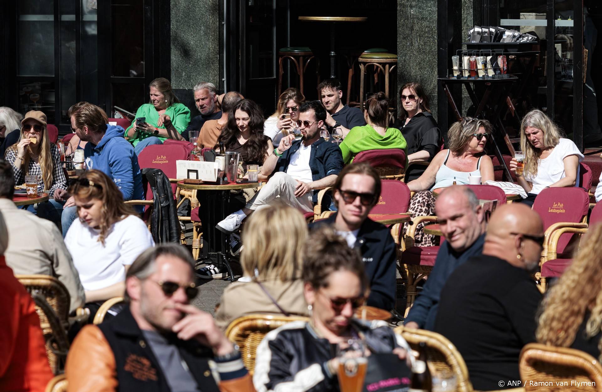 AMSTERDAM - Dagjesmensen zitten op het terras op het Leidseplein op eerste paasdag in de hoofdstad. ANP RAMON VAN FLYMEN
