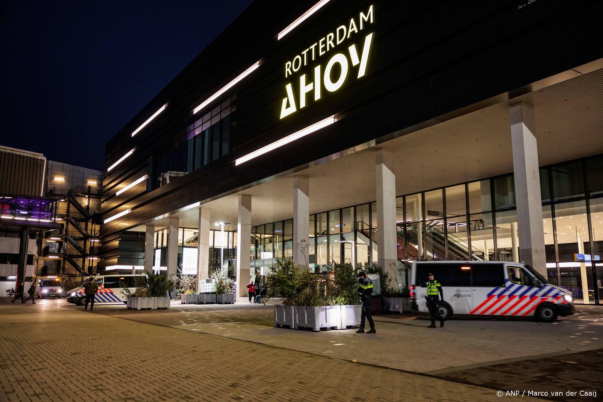 ROTTERDAM - Politie op het plein tijdens een demonstratie tegen de Wapenbeurs in Ahoy. ANP MARCO VAN DER CAAIJ
