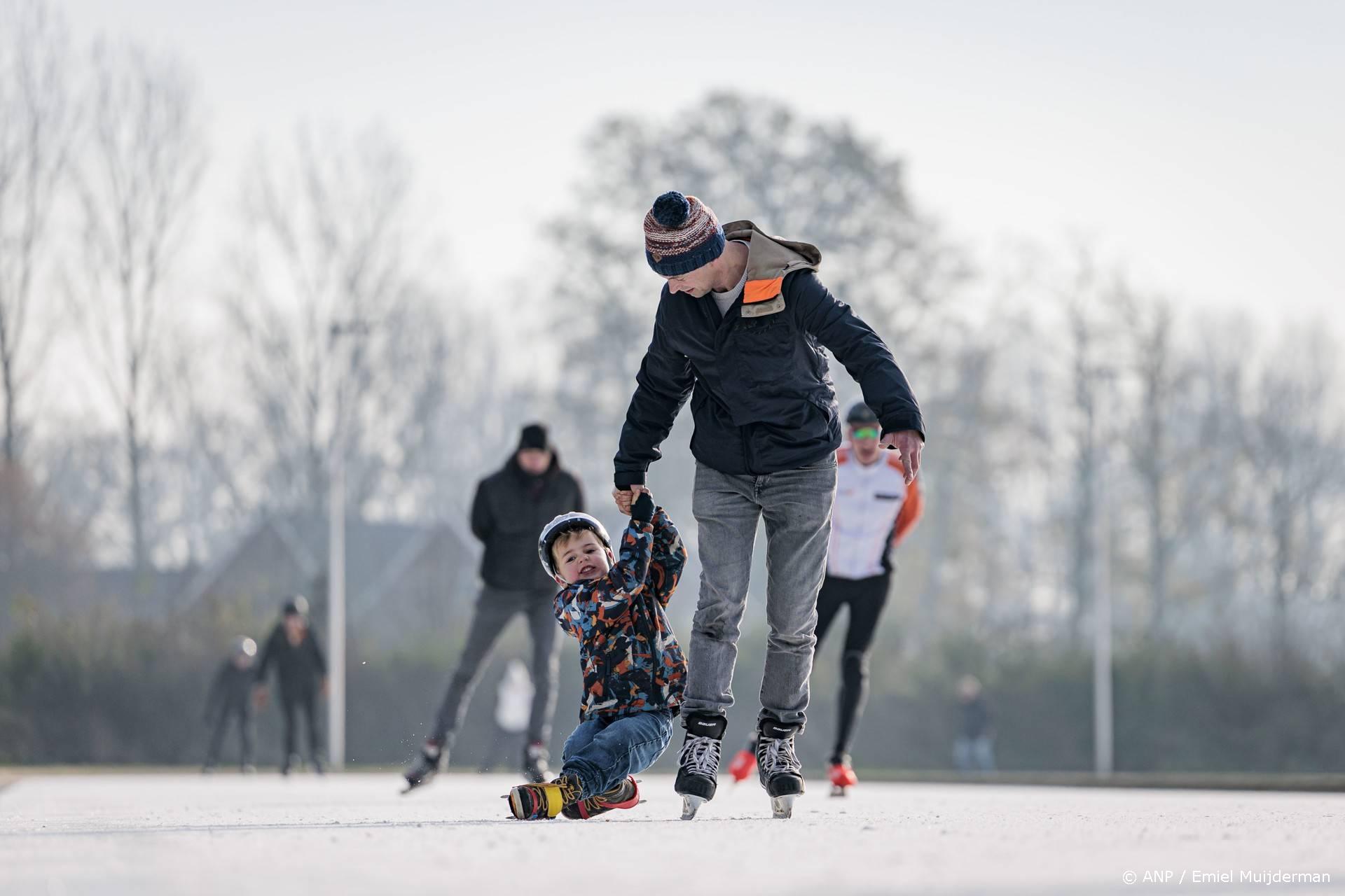 WINTERSWIJK -Kerstdagen, Liefhebbers schaatsen hun eerste rondjes op natuurijs. De Winterswijkse IJsvereniging heeft de 400-meterbaan recent wit gemaakt en dat heeft bijgedragen aan de eerste opening van het seizoen. ANP EMIEL MUIJDERMAN