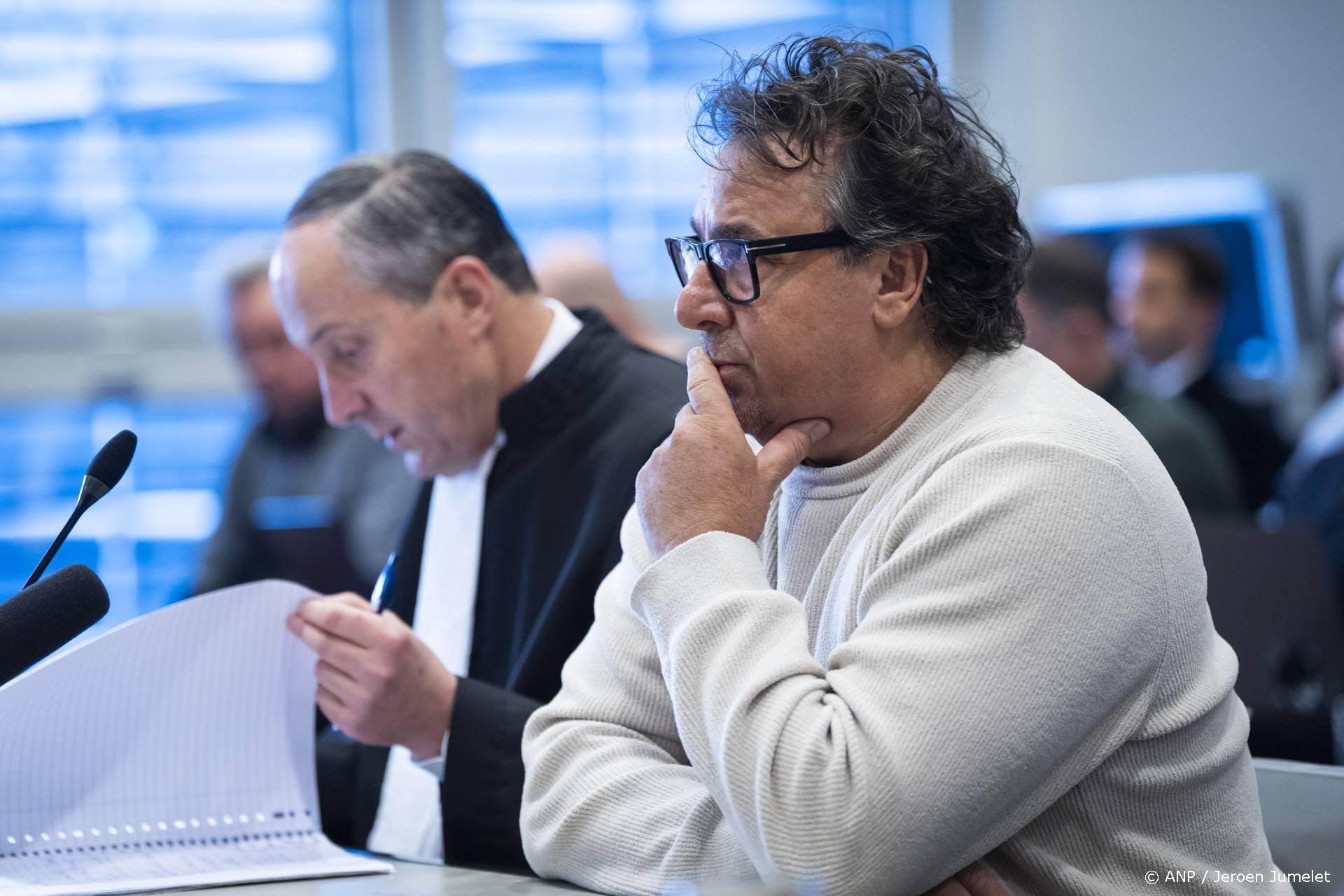 UTRECHT - Marco Borsato met zijn advocaat Geert-Jan Knoops in de rechtszaal, voorafgaand aan de uitspraak door de rechtbank Midden-Nederland. De zanger werd verdacht van ontucht met een 15-jarig meisje maar werd wegens onvoldoende wettig en overtuigend bewijs vrijgesproken. ANP JEROEN JUMELET