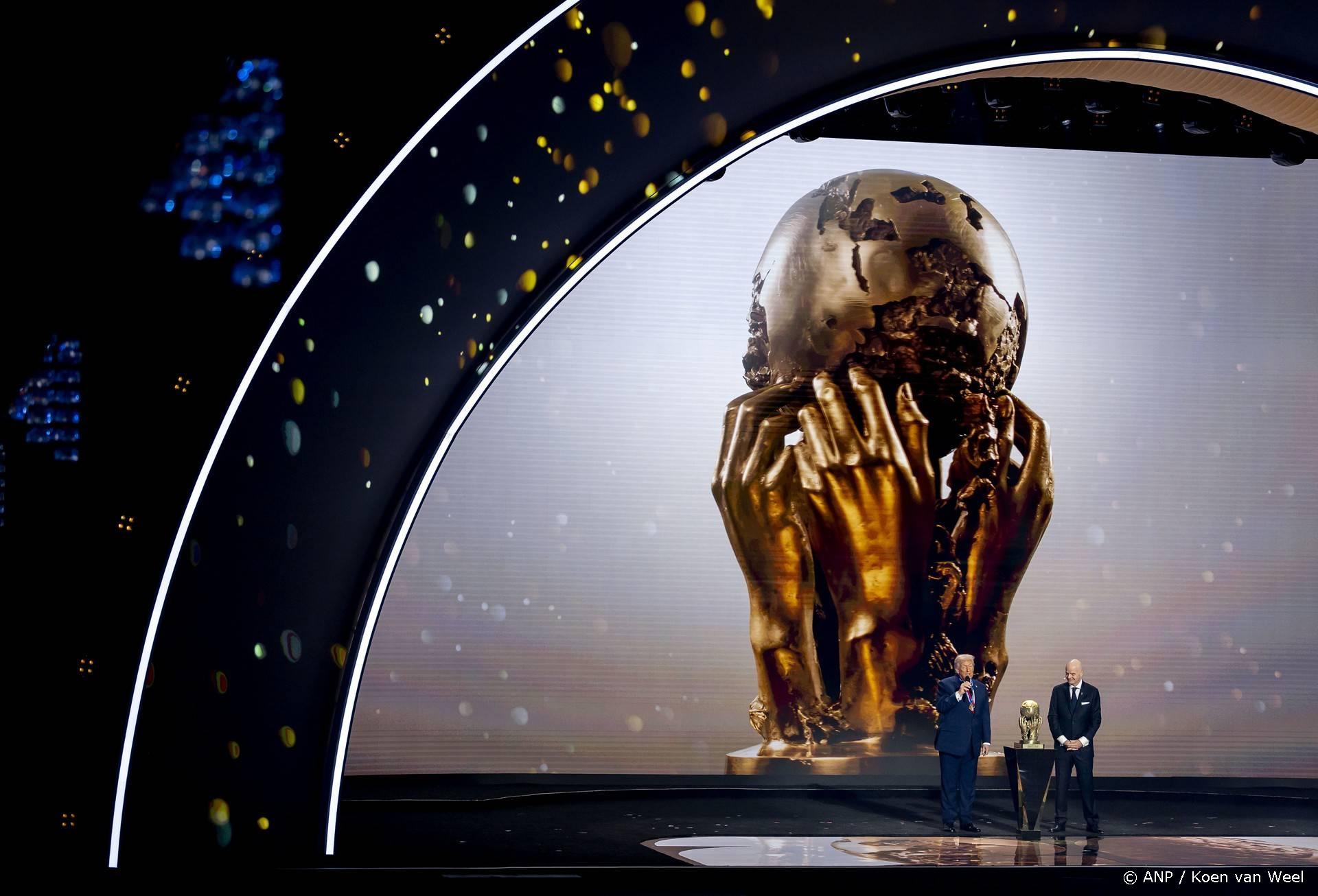 WASHINGTON - President Donald Trump ontvangt de vredesprijs van de FIFA uit handen van FIFA-voorzitter Gianni Infantino tijdens de loting voor het WK voetbal in 2026 in de Verenigde Staten. ANP KOEN VAN WEEL