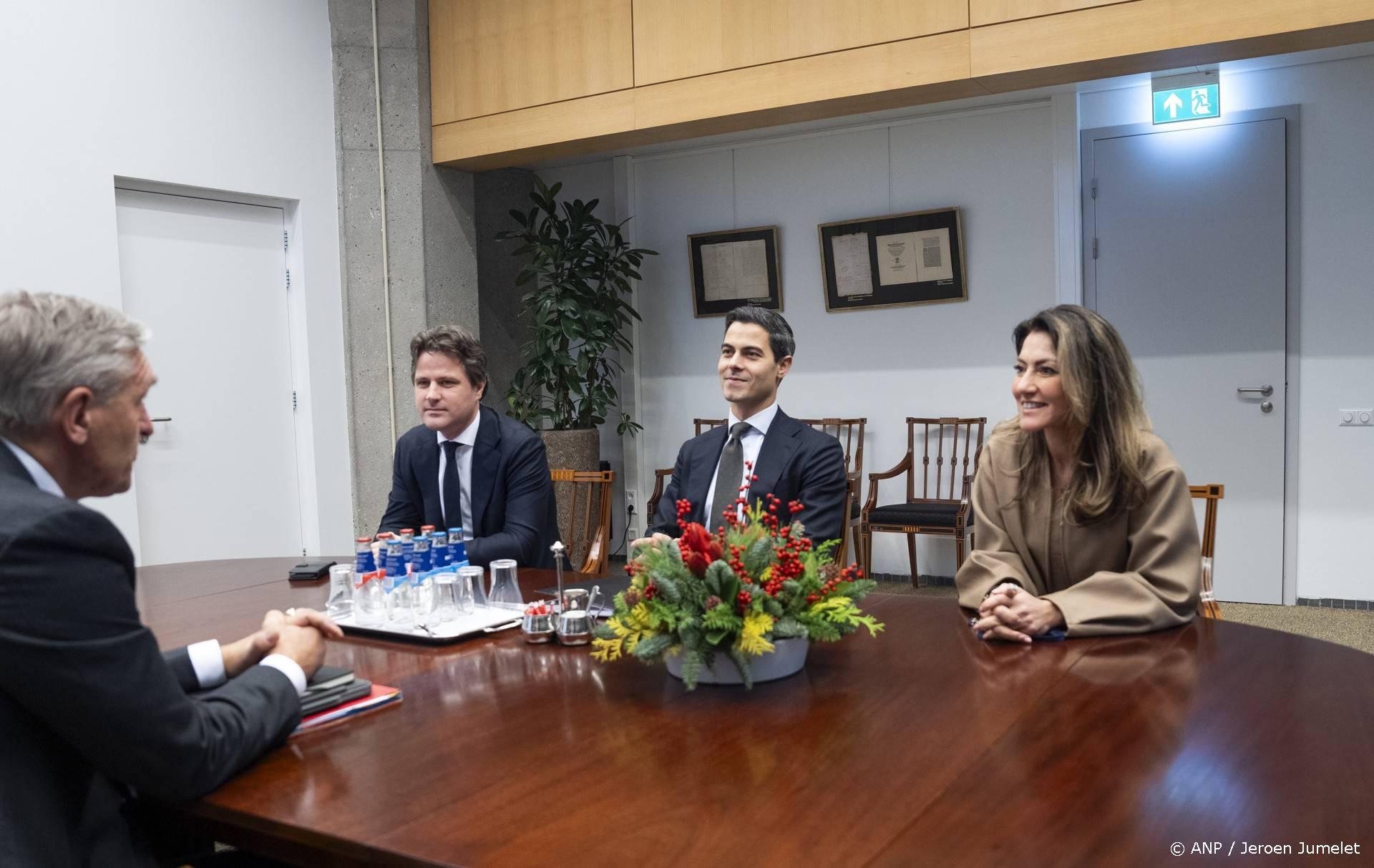 DEN HAAG - Fractievoorzitter Rob Jetten van D66, fractievoorzitter Henri Bontenbal van het CDA en fractievoorzitter Dilan Tesilgoz van de VVD voor aanvang van een gesprek met informateur Sybrand Buma. Buma ziet dat er een coalitie gevormd moet worden door een combinatie van meerdere partijen uit het gezelschap van D66, VVD, GroenLinks-PvdA, CDA en JA21. ANP JEROEN JUMELET
