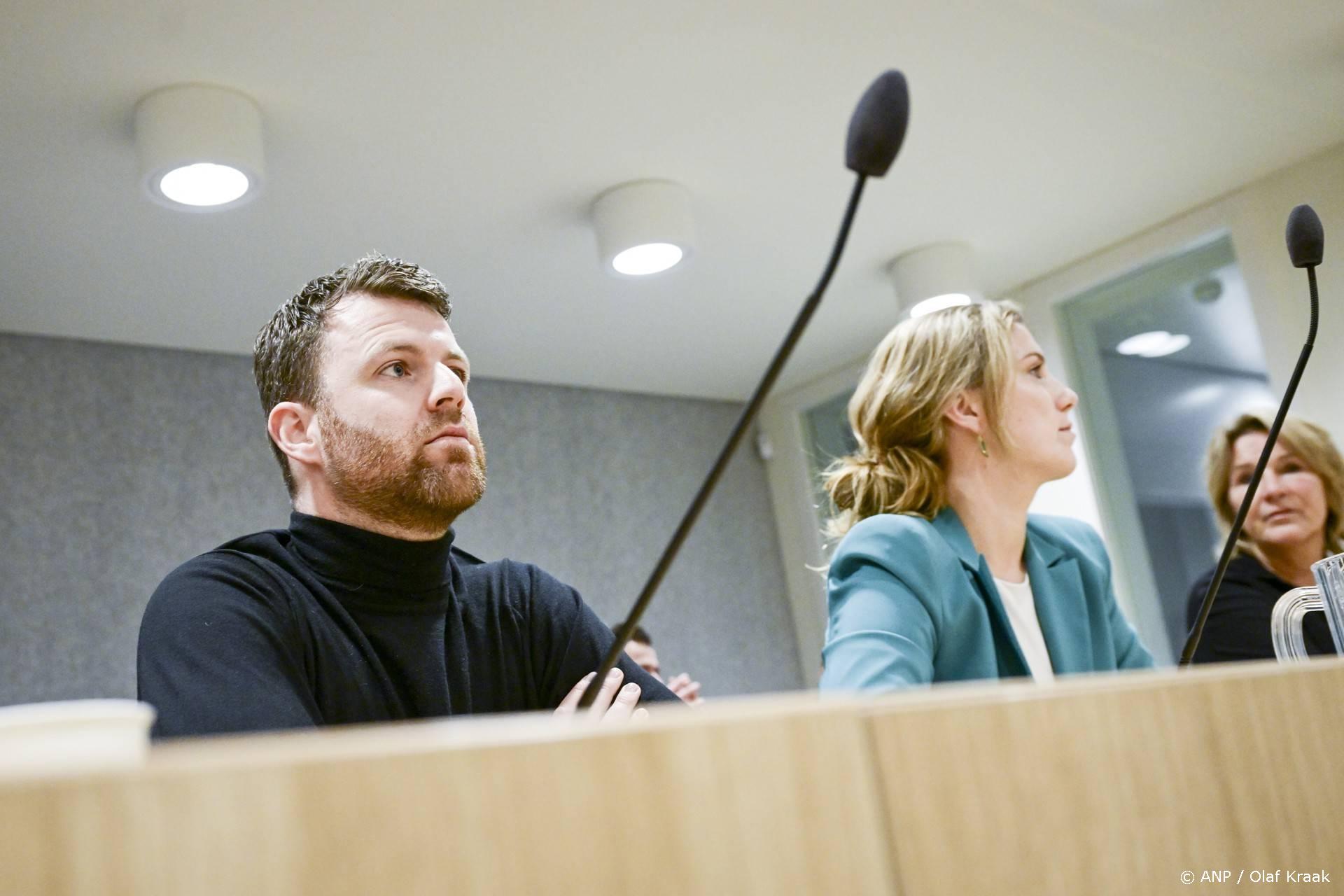 BADHOEVEDORP - Royce de Vries, Jacqueline de Vries en Kelly de Vries in het Justitieel Complex Schiphol voorafgaand aan de uitspraak in het hoger beroep van de strafzaak over de moord op Peter R. de Vries. Hij werd op 6 juli 2021 neergeschoten in de Lange Leidsedwarsstraat in het centrum van Amsterdam na een optreden in RTL Boulevard. De 64-jarige misdaadverslaggever overleed negen dagen later aan zijn verwondingen. De rechtbank legde afgelopen zomer in de zaak celstraffen op tot 28 jaar. ANP OLAF KRAAK