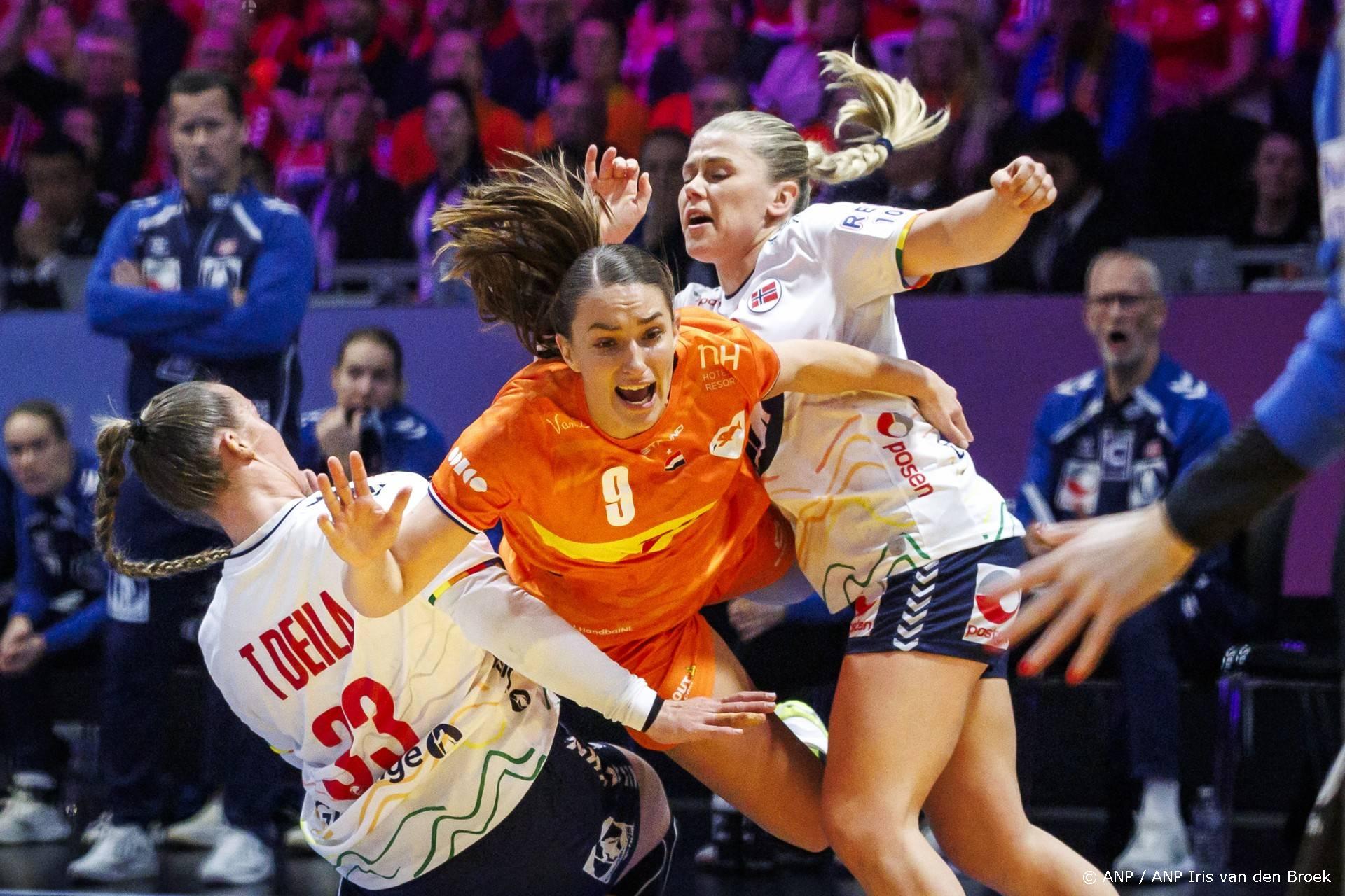 ROTTERDAM - Larissa Nusser (NED) in actie tijdens de halve finale op het WK handbal tussen Nederland en Noorwegen. ANP IRIS VAN DEN BROEK
