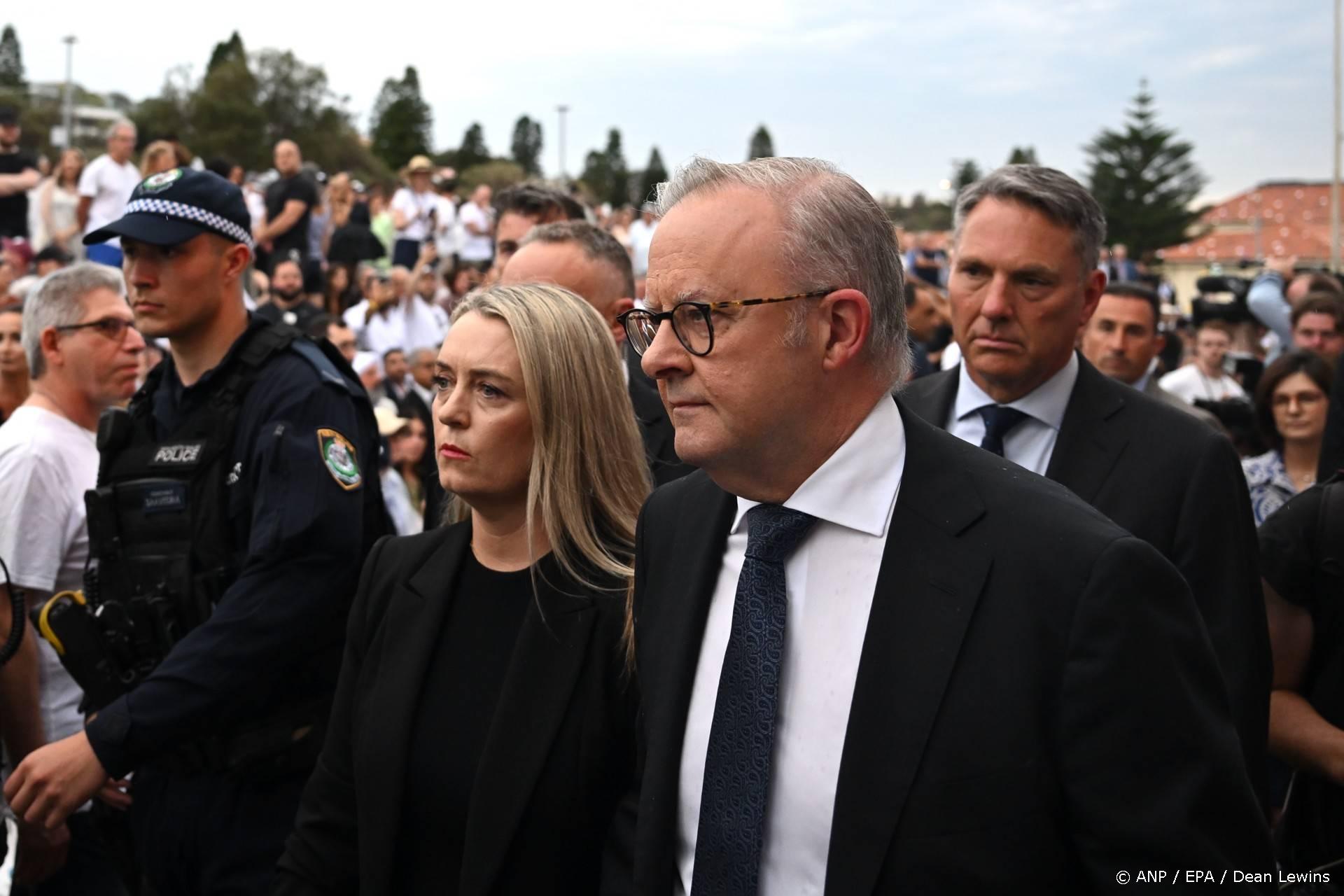 epa12606463 Australian Prime Minister Anthony Albanese (C-R) and his wife, Jodie Haydon (C-L), arrive to attend a National Day of Reflection vigil and commemoration for the victims and survivors of the Bondi Massacre at Bondi Beach in Sydney, Australia, 21 December 2025. EPA/DEAN LEWINS AUSTRALIA AND NEW ZEALAND OUT