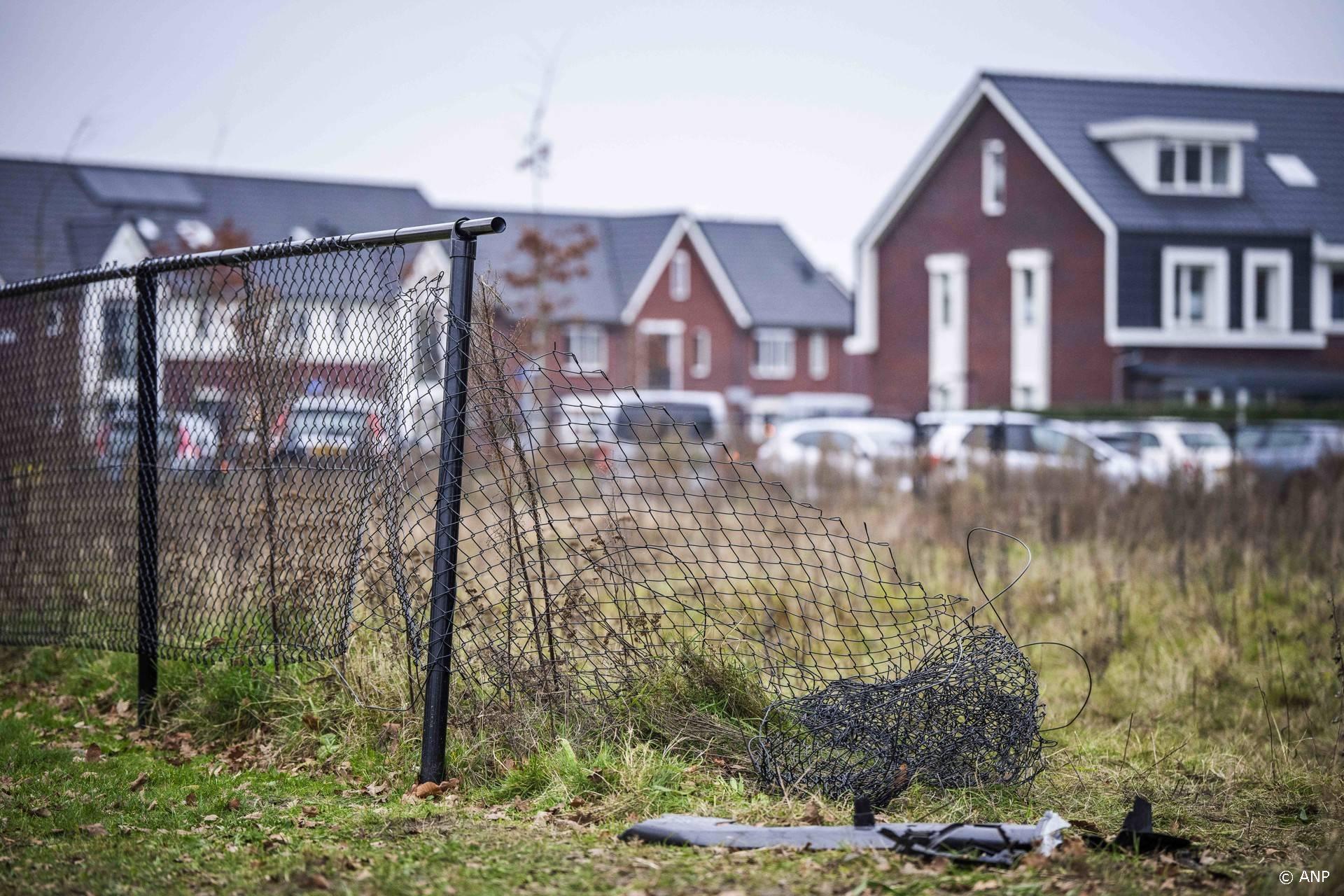 NUNSPEET - Het kapotte hek op de Elburgerweg op de dag na een aanrijding waarbij meerdere mensen gewond raakten. De aanrijding gebeurde toen een groep mensen stond te wachten op een lichtjestour die langs zou komen. ANP FREEK VAN DEN BERGH