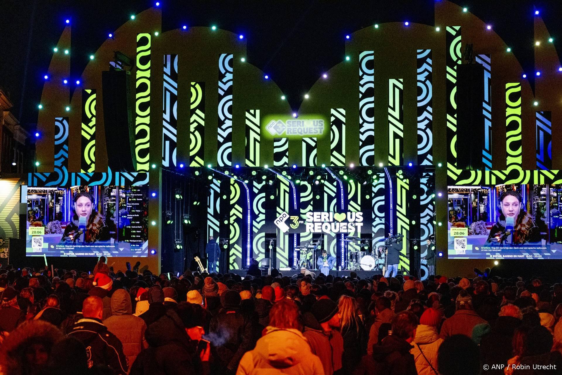 DEN BOSCH - Publiek op de avond dat Barend van Deelen, Sophie Hijlkema en Wijnand Speelman het Glazen Huis mogen verlaten. De 3FM-dj's zaten hier een week in opgesloten voor de actie Serious Request waarbij geld werd ingezameld voor Metakids, een organisatie die zich inzet voor kinderen met een metabole ziekte. ANP ROBIN UTRECHT