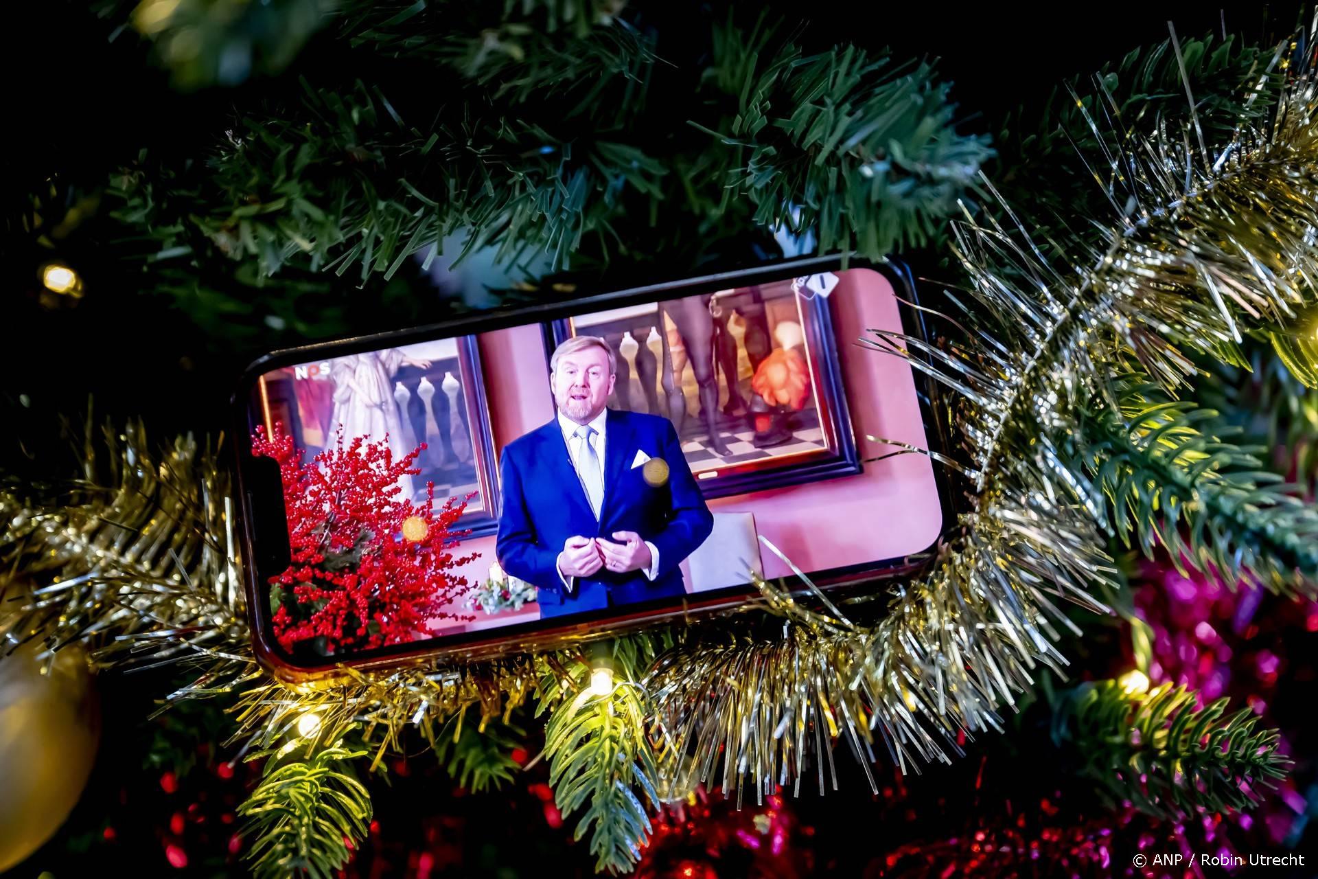 ILLUSTRATIEF - Koning Willem-Alexander tijdens zijn jaarlijkse kersttoespraak, gezien op een iPhone. De boodschap is eerder opgenomen in de Witte Eetzaal op Paleis Huis ten Bosch, het woonpaleis van de koning en zijn gezin. ANP ROBIN UTRECHT