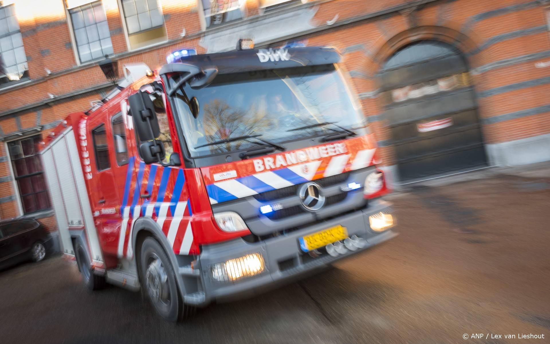 AMSTERDAM - Een brandweerauto rukt uit na een melding. ANP LEX VAN LIESHOUT