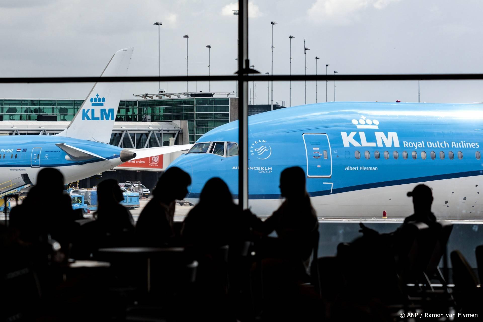 SCHIPHOL - Passagiers zitten in Lounge 1, het winkel- en horecagebied na de veiligheidscontrole op luchthaven Schiphol, met op de achtergrond vliegtuigen van KLM. Vanuit deze terminal vertrekken de meeste Europese (vakantie)vluchten. ANP RAMON VAN FLYMEN