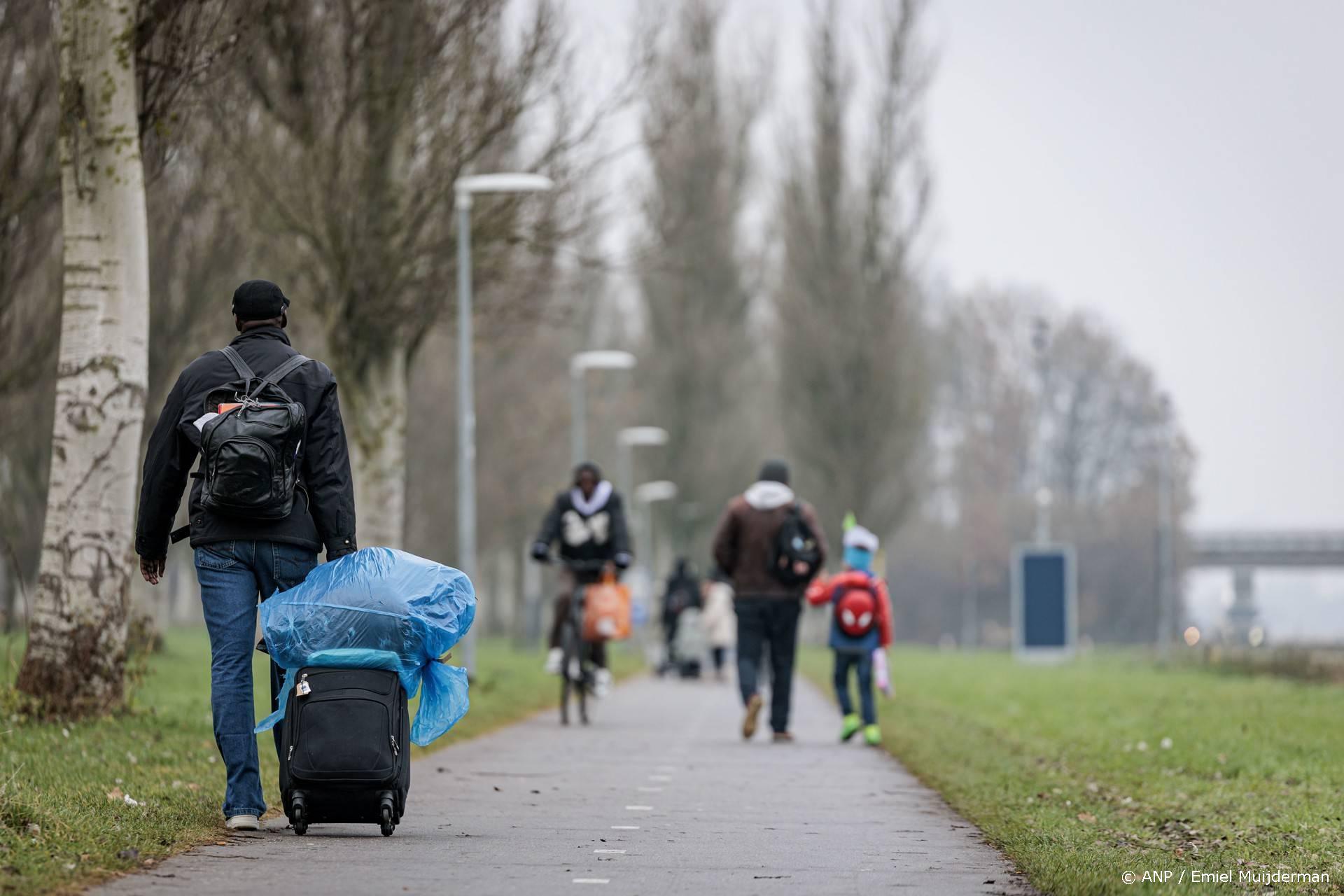 TER APEL - Personen bij het aanmeldcentrum in Ter Apel. Hier wordt de eerste opvang van asielzoekers geregeld, een verblijfsstatus beoordeeld en worden reguliere asielzoekers in het asielzoekerscentrum gehuisvest. ANP EMIEL MUIJDERMAN