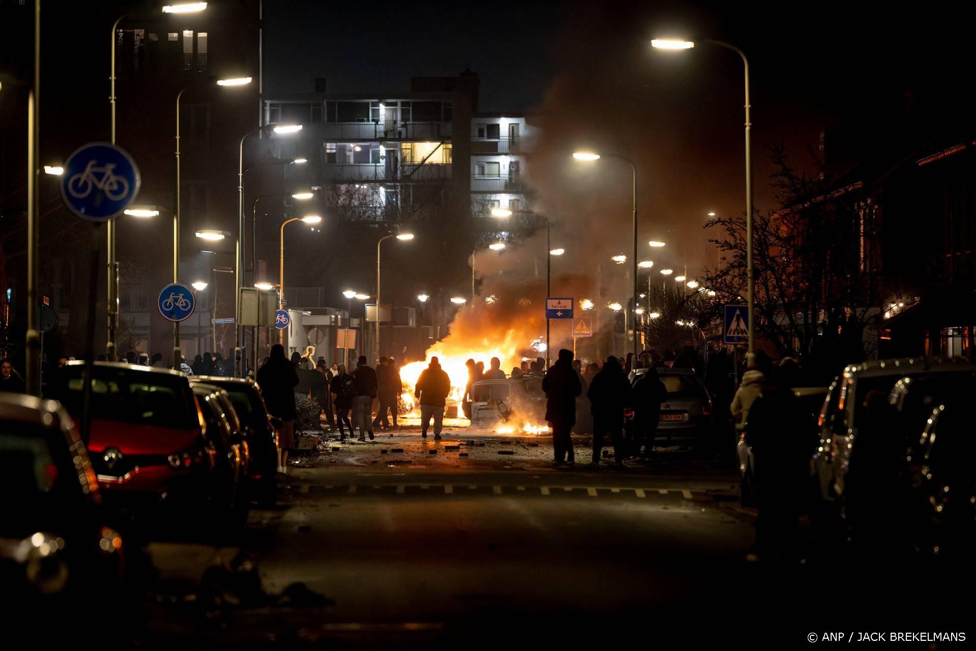 BREDA - Onrust op de kruising van de Meidoornstraat en de Ahornstraat. In de Bredase wijk Tuinzigt hebben meerdere auto's in de brand gestaan en ook zijn er vechtpartijen geweest. EYE4IMAGES / ANP