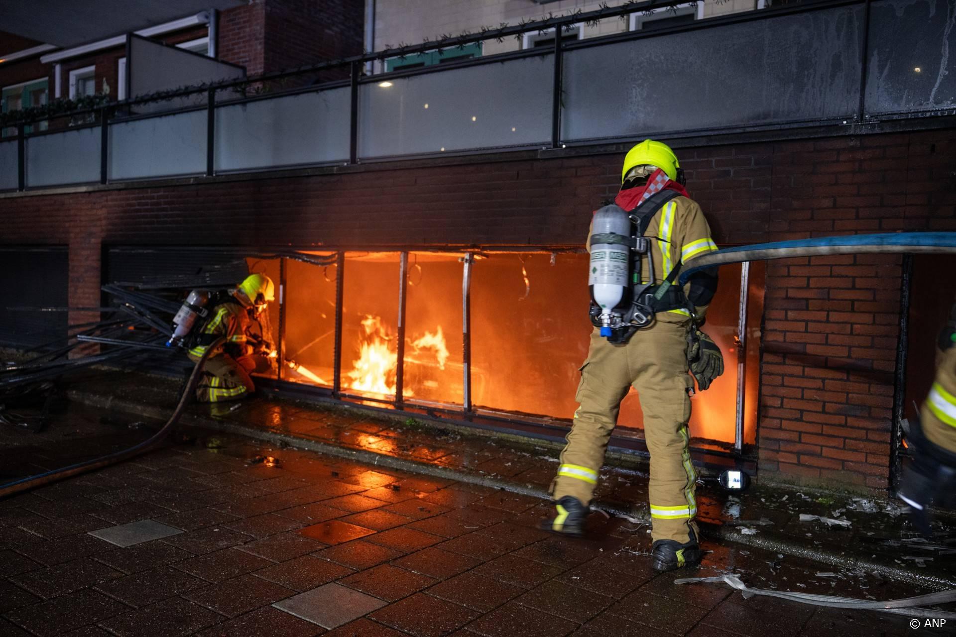 HELLEVOETSLUIS - In een parkeergarage onder woningen in de Pluvierhof is een grote brand uitgebroken. Tussen de 40 en 45 bewoners zijn uit hun woning gehaald om de brand. ANP MEDIATV