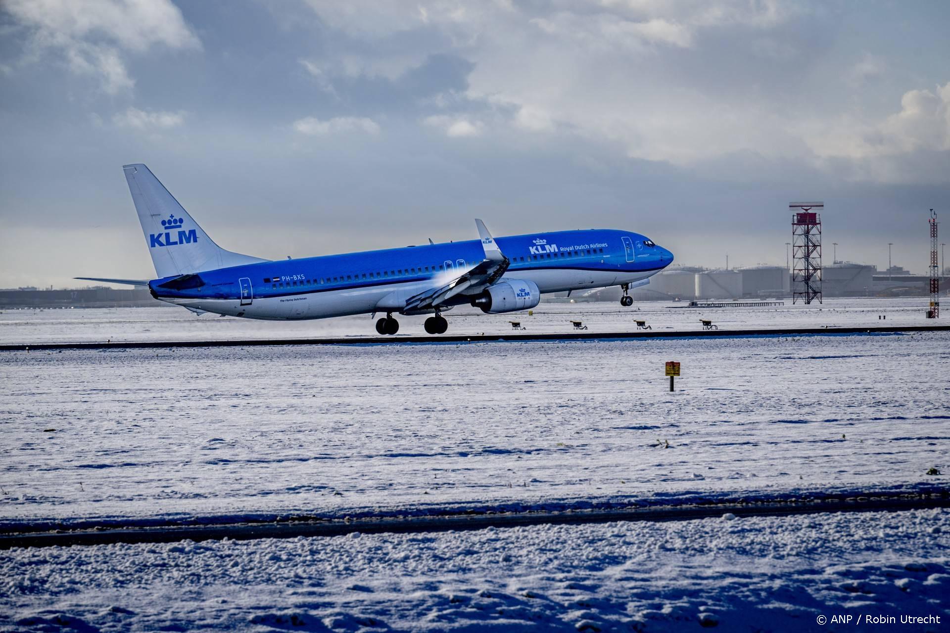 SCHIPHOL - Een KLM-vliegtuig landt in de sneeuw op luchthaven Schiphol. Op het vliegveld zijn opnieuw honderden vluchten geannuleerd vanwege de sneeuwval. ROBIN UTRECHT / ANP